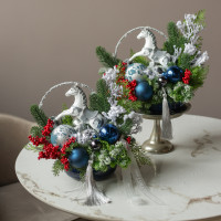 089. Новогодняя композиция с бело-сине-красным декором и лошадкой