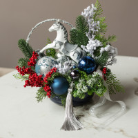 089. Новогодняя композиция с бело-сине-красным декором и лошадкой