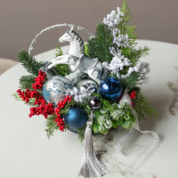 089. Новогодняя композиция с бело-сине-красным декором и лошадкой