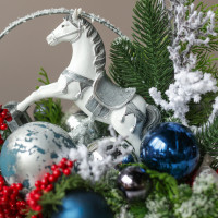 089. Новогодняя композиция с бело-сине-красным декором и лошадкой