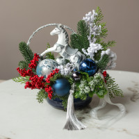 089. Новогодняя композиция с бело-сине-красным декором и лошадкой