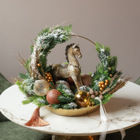 090. Новогодняя композиция в золотом подносе с бронзовой лошадкой