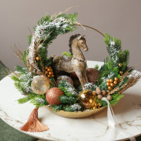 090. Новогодняя композиция в золотом подносе с бронзовой лошадкой