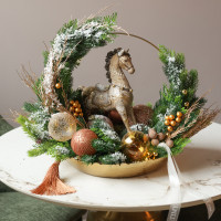 090. Новогодняя композиция в золотом подносе с бронзовой лошадкой