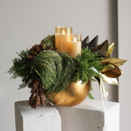 094. Композиция в золотом кашпо с эл. свечами и шишками