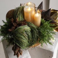 094. Композиция в золотом кашпо с эл. свечами и шишками