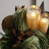 094. Композиция в золотом кашпо с эл. свечами и шишками