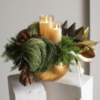 094. Композиция в золотом кашпо с эл. свечами и шишками