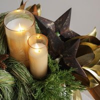 094. Композиция в золотом кашпо с эл. свечами и шишками