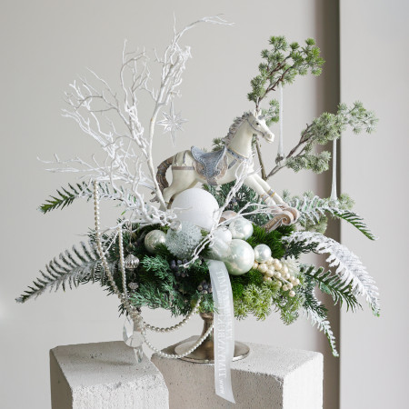 095. Интерьерная композиция с белой лошадкой и жемчугом