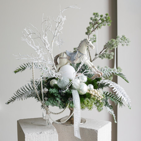 095. Интерьерная композиция с белой лошадкой и жемчугом