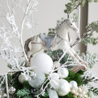 095. Интерьерная композиция с белой лошадкой и жемчугом