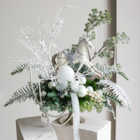 095. Интерьерная композиция с белой лошадкой и жемчугом