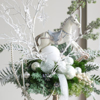 095. Интерьерная композиция с белой лошадкой и жемчугом