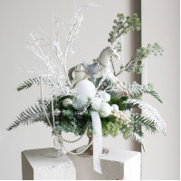 095. Интерьерная композиция с белой лошадкой и жемчугом