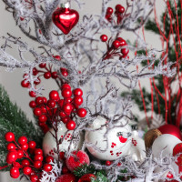 096. Композиция с красно-белым декором с лошадкой и деревом