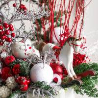 096. Композиция с красно-белым декором с лошадкой и деревом