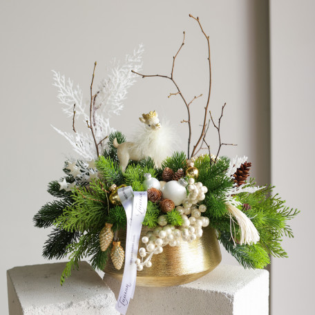 098. Новогодняя композиция в золотом кашпо с олененком