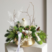 098. Новогодняя композиция в золотом кашпо с олененком