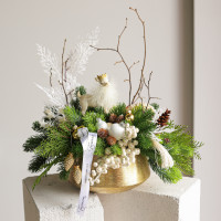098. Новогодняя композиция в золотом кашпо с олененком