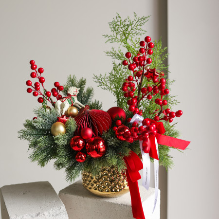 099. Новогодняя композиция с красно-золотым декором с ягодками и лошадкой