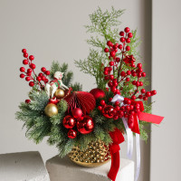 099. Новогодняя композиция с красно-золотым декором с ягодками и лошадкой