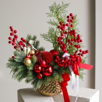 099. Новогодняя композиция с красно-золотым декором с ягодками и лошадкой