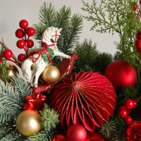 099. Новогодняя композиция с красно-золотым декором с ягодками и лошадкой