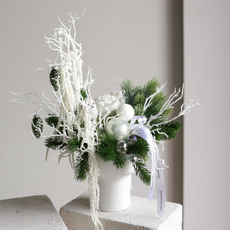 100. Композиция с белыми декоративными ветками и полярной совой