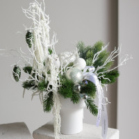 100. Композиция с белыми декоративными ветками и полярной совой