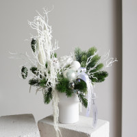 100. Композиция с белыми декоративными ветками и полярной совой