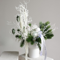 100. Композиция с белыми декоративными ветками и полярной совой