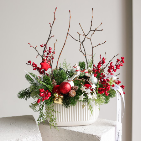 101. Композиция с красными ягодками и фигуркой лошадки