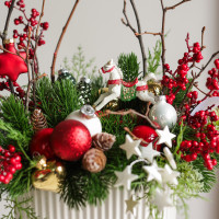 101. Композиция с красными ягодками и фигуркой лошадки