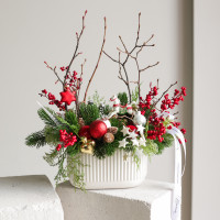 101. Композиция с красными ягодками и фигуркой лошадки