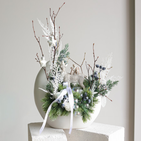 102. Композиция в кашпо-луна с оленем и белым декором