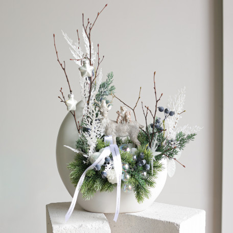 102. Композиция в кашпо-луна с оленем и белым декором