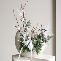 102. Композиция в кашпо-луна с оленем и белым декором