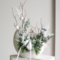 102. Композиция в кашпо-луна с оленем и белым декором