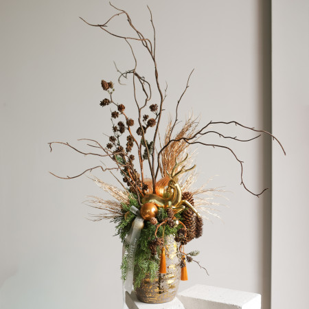 104. Композиция высокая в вазе с ветками и золотым оленем