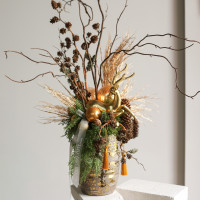 104. Композиция высокая в вазе с ветками и золотым оленем