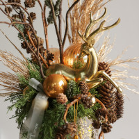 104. Композиция высокая в вазе с ветками и золотым оленем