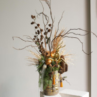 104. Композиция высокая в вазе с ветками и золотым оленем