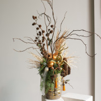 104. Композиция высокая в вазе с ветками и золотым оленем