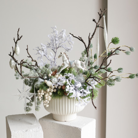 105. Композиция с декоративными ветками, белым декором и лошадкой