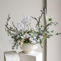 105. Композиция с декоративными ветками, белым декором и лошадкой