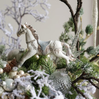 105. Композиция с декоративными ветками, белым декором и лошадкой