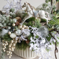 105. Композиция с декоративными ветками, белым декором и лошадкой