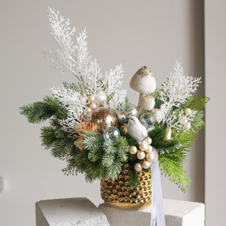 107. Композиция с белами веточками, птичкой и белыми фигурками грибов