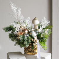 107. Композиция с белами веточками, птичкой и белыми фигурками грибов